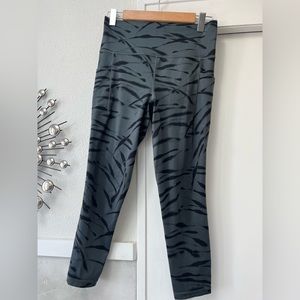 Athleta Salutation Stash Pocket 7/8 leggings Size Medium